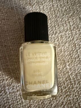 CHANEL Pale Buttercream nail polish